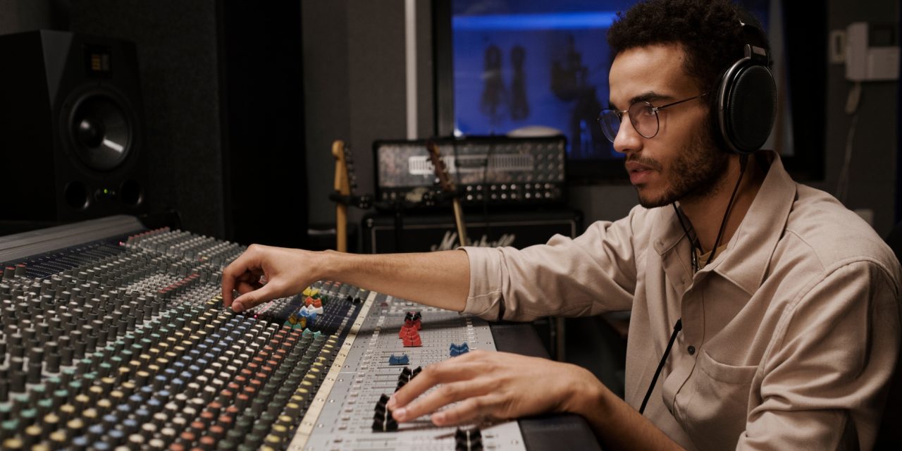 Hybrid Monitoring Workflows: Why Great Mixes Don’t Trust Just One System